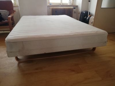 Pružinová čalouněná postel 140cm