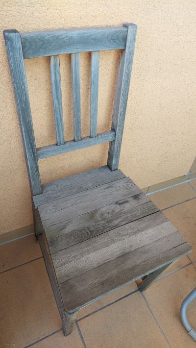 Dřevěná židle opotřebovaná