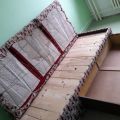 Starší postel se šuplíkem a uloženým prostorem