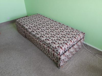Starší postel se šuplíkem a uloženým prostorem