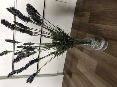 Vázu s umělou levandulí