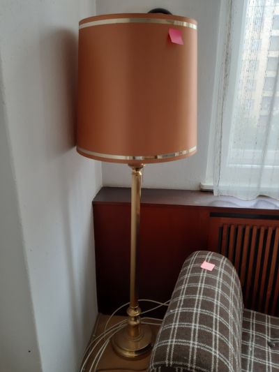 Nefunkční stojací lampa