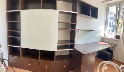 knihovna s psaním stolem