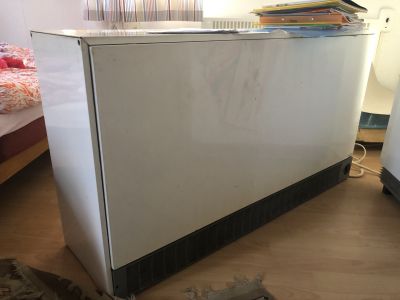 Akumulační kamna starší, ale funkční.