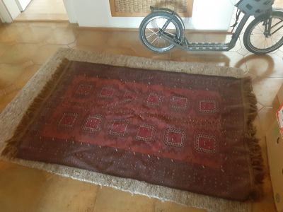 Starý červený koberec
