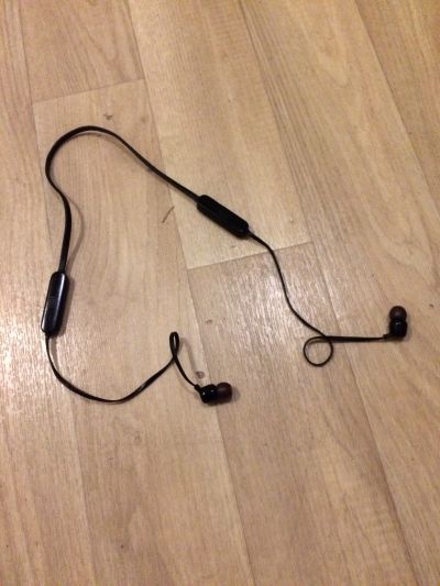 bezdrátová sluchátka - jedno nefunguje