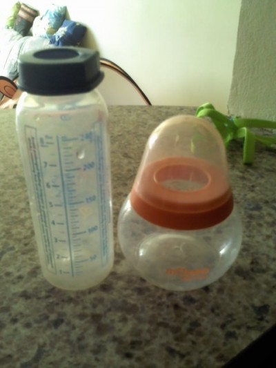 Dve kojenecke, umelohmotne lahve bez savicky - ZAREZERVOVANO