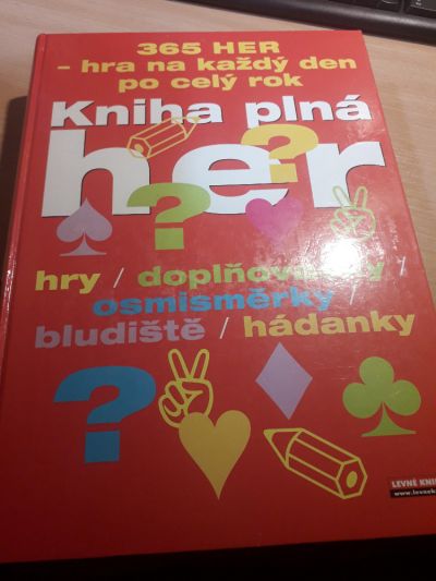 kniha plna her