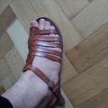 Starší nošené kožené sandály "gladiátorky"