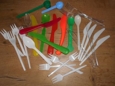 Směs plastových vidliček,nožů, lžiček a odměrky