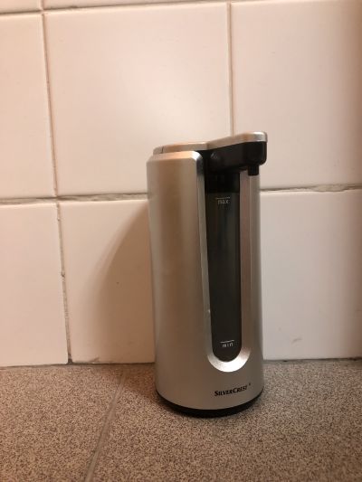 Automatický dávkovač mýdla na baterky