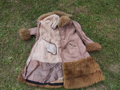 Starý béžovorůžový kabát s kožešinovou podšívkou
