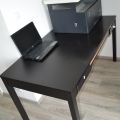 Černý psací stůl