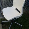 Moderní bílá otočná židle