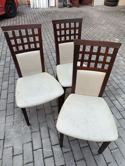 3 židle - spěchá