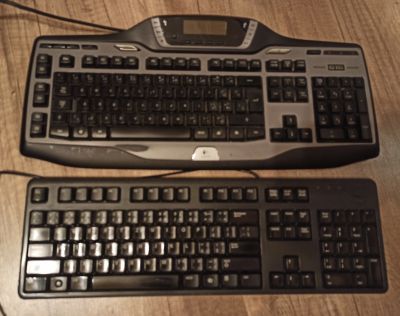 Dvě klávesnice k PC