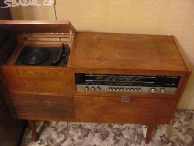 skříňový gramofon s radiem