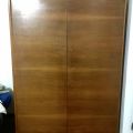 Šatní skříň a prosklená skříň.