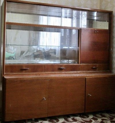 Šatní skříň a prosklená skříň.