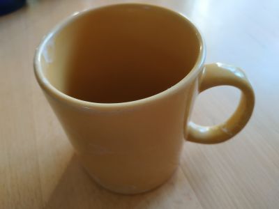 Žlutý čajový hrnek