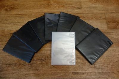 Prázdné obaly DVD/CD.