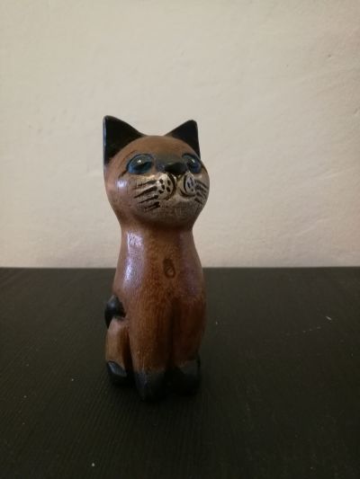 Kočka - dřevěná soška