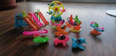Dětské plastové hřiště pro malé figurky.