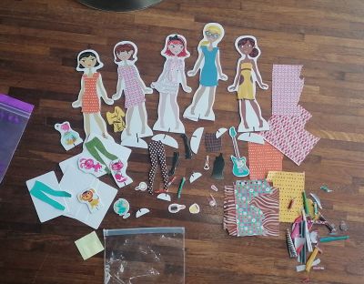 Papírové panenky se šaty a doplňky.