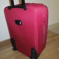 Červený cestovní kufr