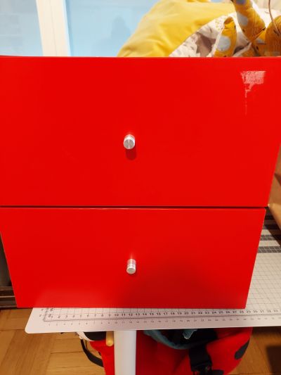 Červené šuplíky a skříňka do Kallax