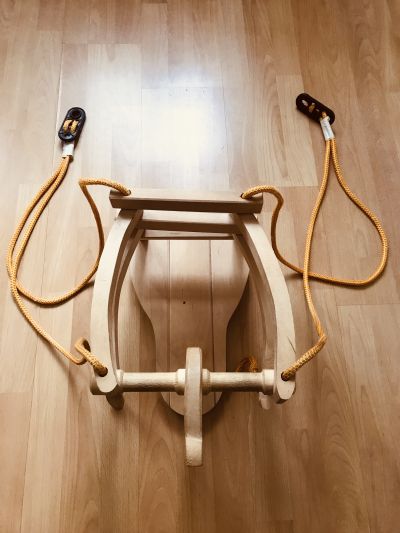 Dřevěná závěsná houpačka koník