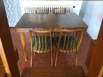 Jídelní stůl (rozkládací) + 4 židle