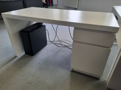 Kancelářský stůl, bílá barva. S vadou