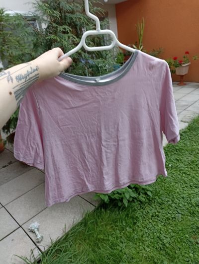 Pohodlný růžový letní crop top