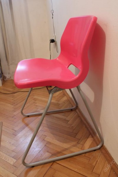 Růžová židle