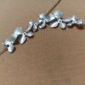 "stříbrný" náhrdelník s květinami