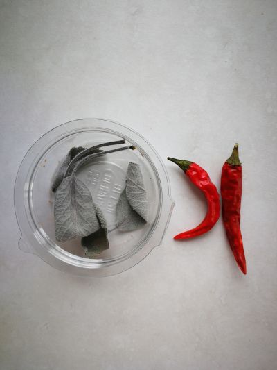Chilli papričky, sušená šalvěj