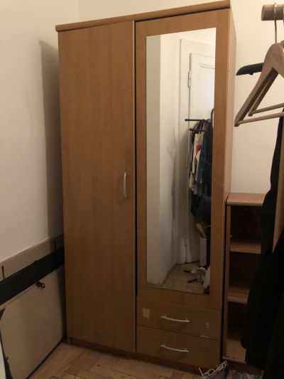 Vysoka skrin na obleceni