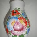 porcelánová vázička s květinovým motivem
