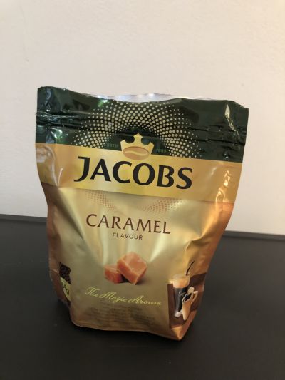 Rozpustná káva s příchutí karamelu