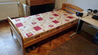 Dřevěna Postel s roštem a matrací