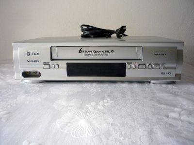 VHS rekordér + plechová mobilizační bedna plná VHS kazet