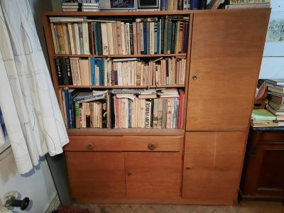 Zachovalá knihovna/skříňka.