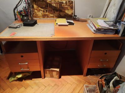 Starší psací stůl