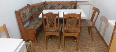 Rohová lavice, stůl a židle