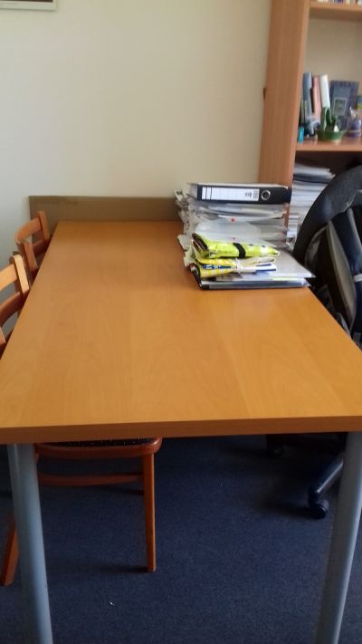 Kancelářské skříně, stoly, židli