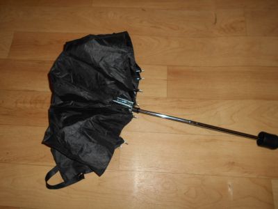 Skládací černý deštník