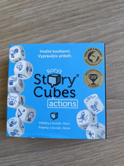 Daruji kostkovou hru Story cubes - příběhy z kostek