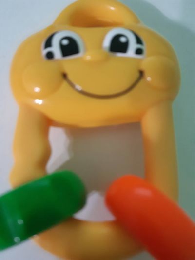 Žluta hračka s kroužky
