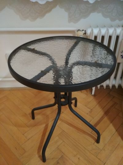 Prosklený stolek s kovovou konstrukcí (nepoškozený)